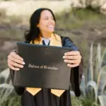 Diploma mulher com sorrisao superior