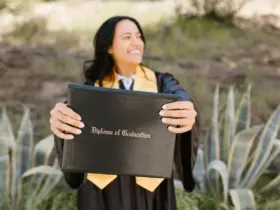 Diploma mulher com sorrisao superior