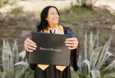 Diploma mulher com sorrisao superior