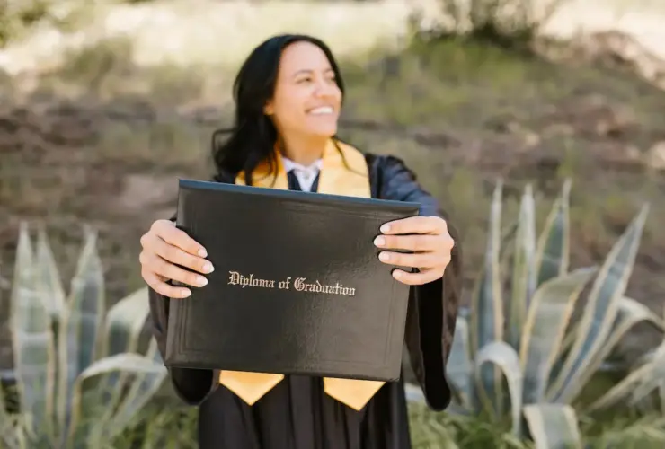 Diploma mulher com sorrisao superior