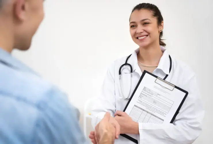 atestado medico na mao da medica