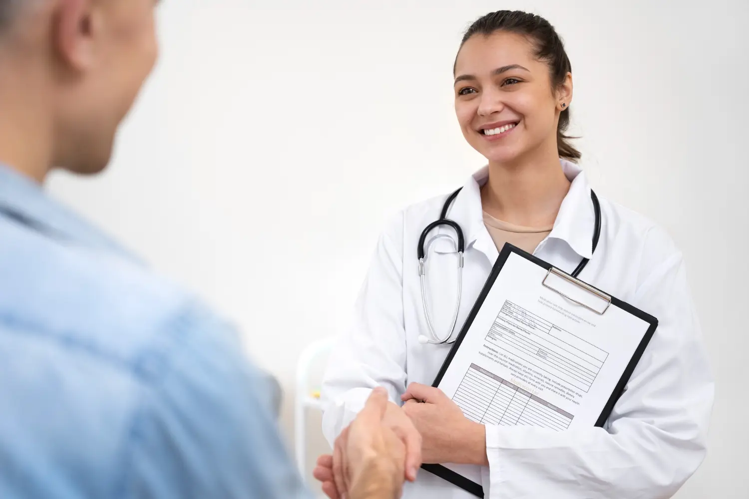 atestado medico na mao da medica